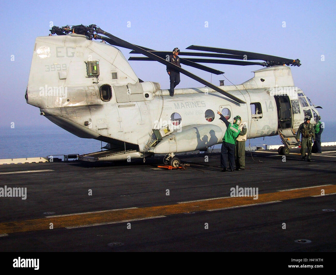 27th January 2003 Operation Enduring Freedom: a U.S. Marines CH-46E Sea Knight helicopter on the USS Nassau in the Persian Gulf. Stock Photo