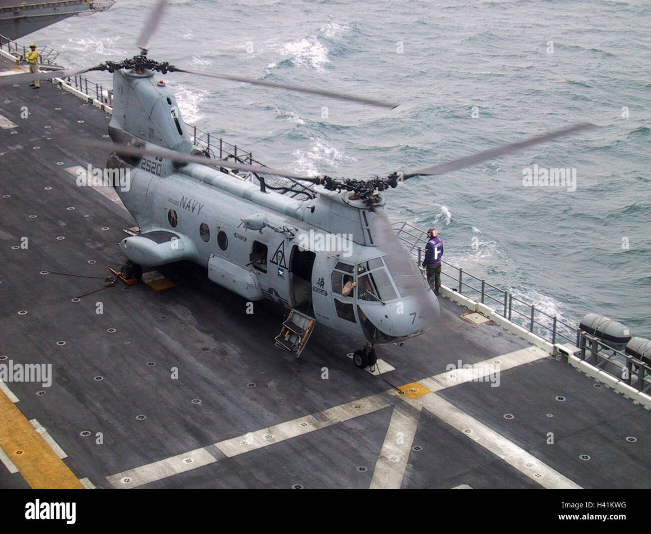 28th January 2003 Operation Enduring Freedom: a CH-46D/E Sea Knight helicopter on the USS Nassau, in the Persian Gulf. Stock Photo