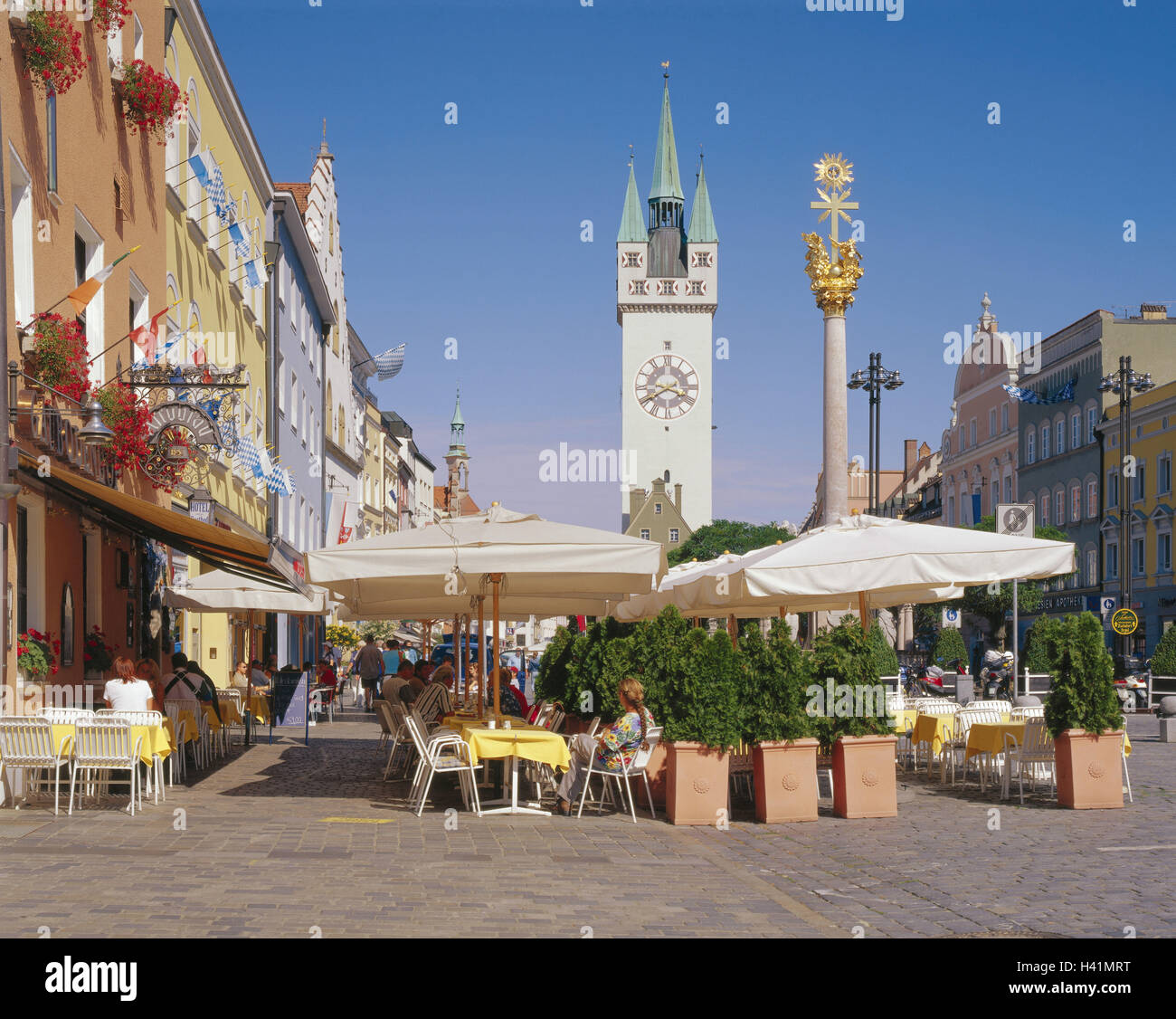 Germany, Bavaria, Straubing, space Theresien, town tower, Trinity pillar,  street cafe, Europe, Lower Bavaria, town, city centre, pedestrian area,  building, houses, place of interest, hotel "Gäubodenhof", tower, 14. Cent.,  68 m high,