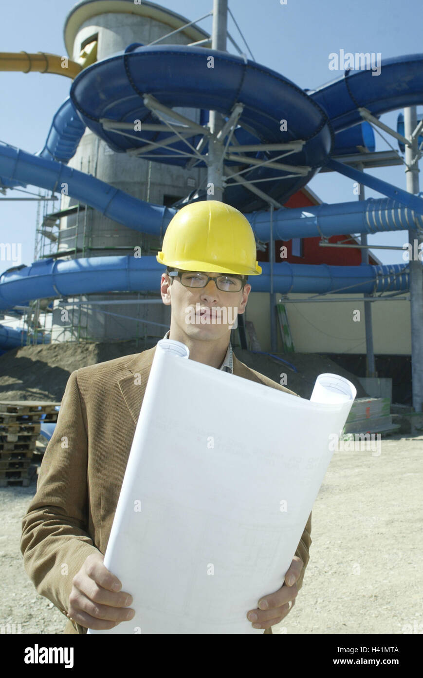 Men at work, swimming-pool, outside area, architect, construction helmet, plan, control construction, man, 20-30 years, occupation, work, structural engineer, developer, site manager, architect's plan, construction supervision, acceptance work, constructi Stock Photo