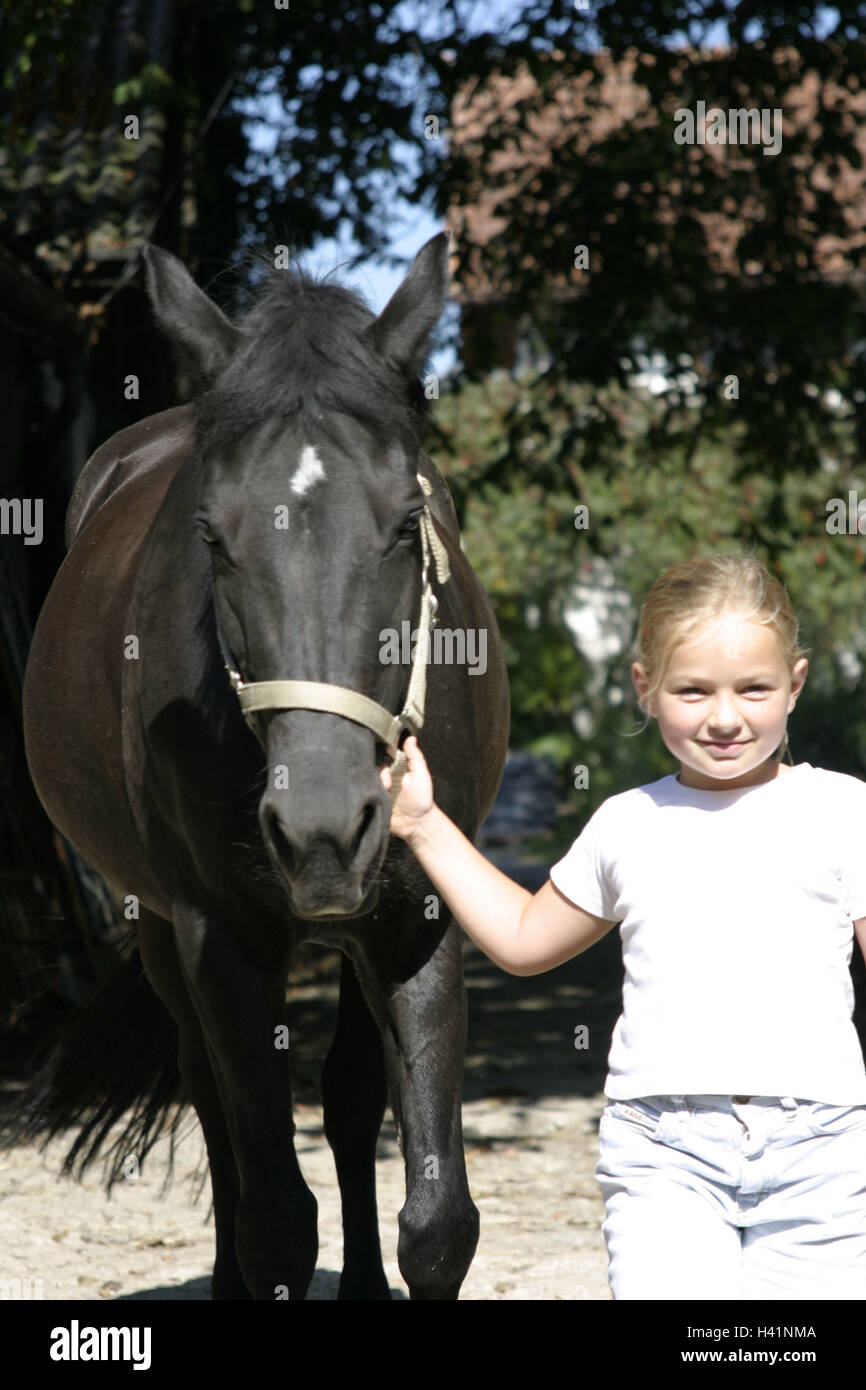 Horse's court, girl, horse, halter, lead Gestüt, bleed court, child, 8 years, childhood, friendship, horse's friendship, affection, animal, animal-loving, animal-loving, fascination, size difference, leisure time, holidays, summers, outside, horse's halte Stock Photo