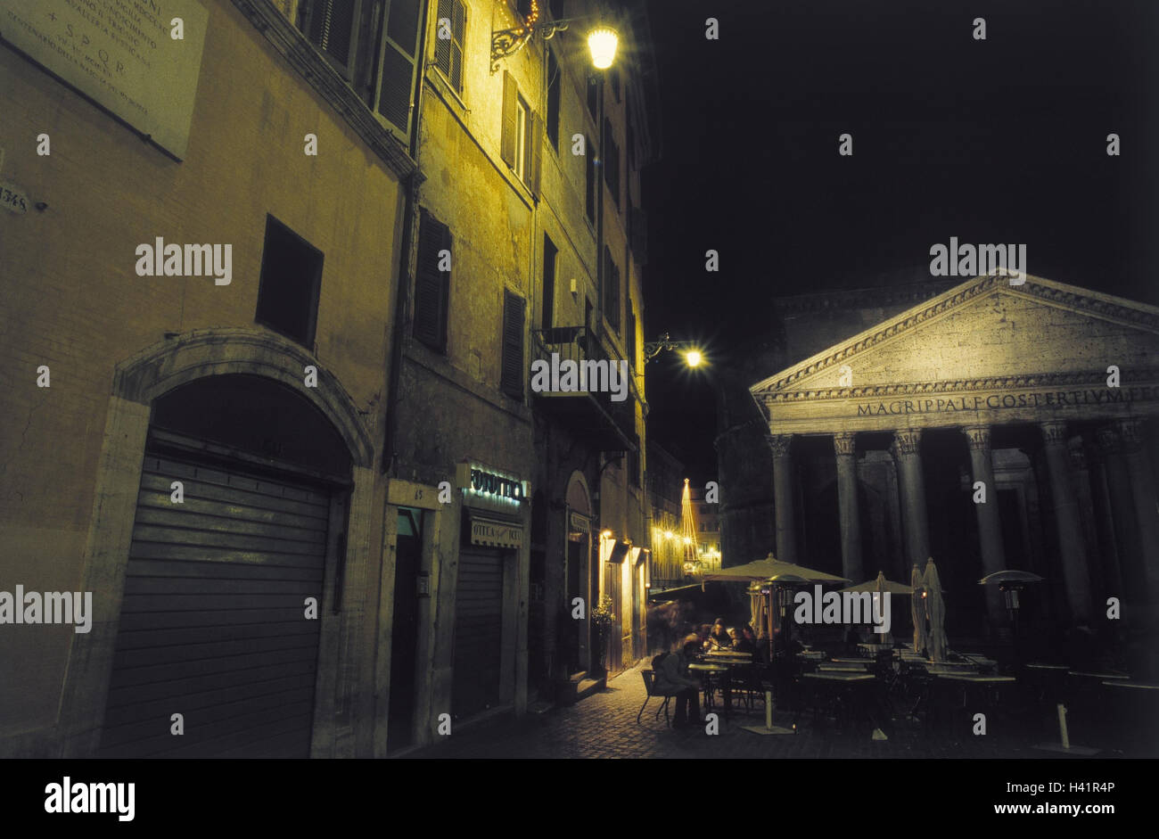 Piazza pantheon restaurant hi-res stock photography and images - Alamy