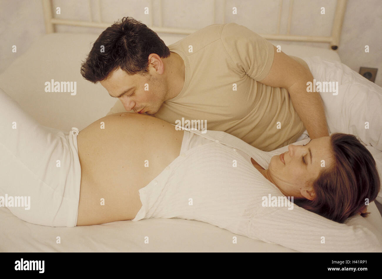 Bed, couple, lie, kiss woman, pregnant, man, baby abdomen, partner, Gestation, gestation, pregnant, gestation, abdomen, kiss, tenderness, feeling, affection, love, luck, emotion, body feeling, prejoy, partnership, cohesion, child wish, family planning, po Stock Photo