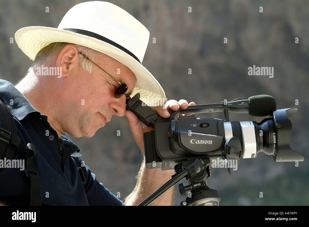 Man, side view, view, viewfinders, DP camera, tread, care, headgear