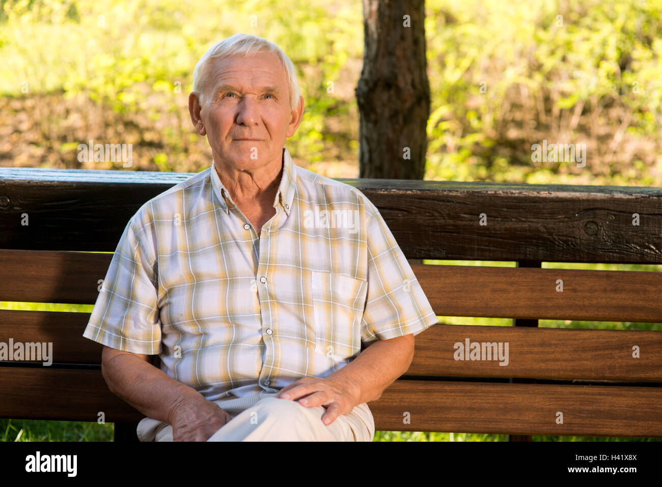 Elderly man sitting on bench hi-res stock photography and images - Alamy