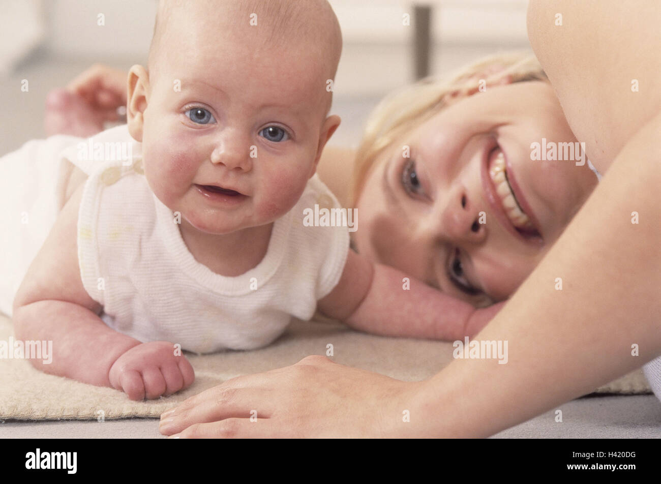 Nut, lie, baby, abdominal position, curled woman, young, 2030 years