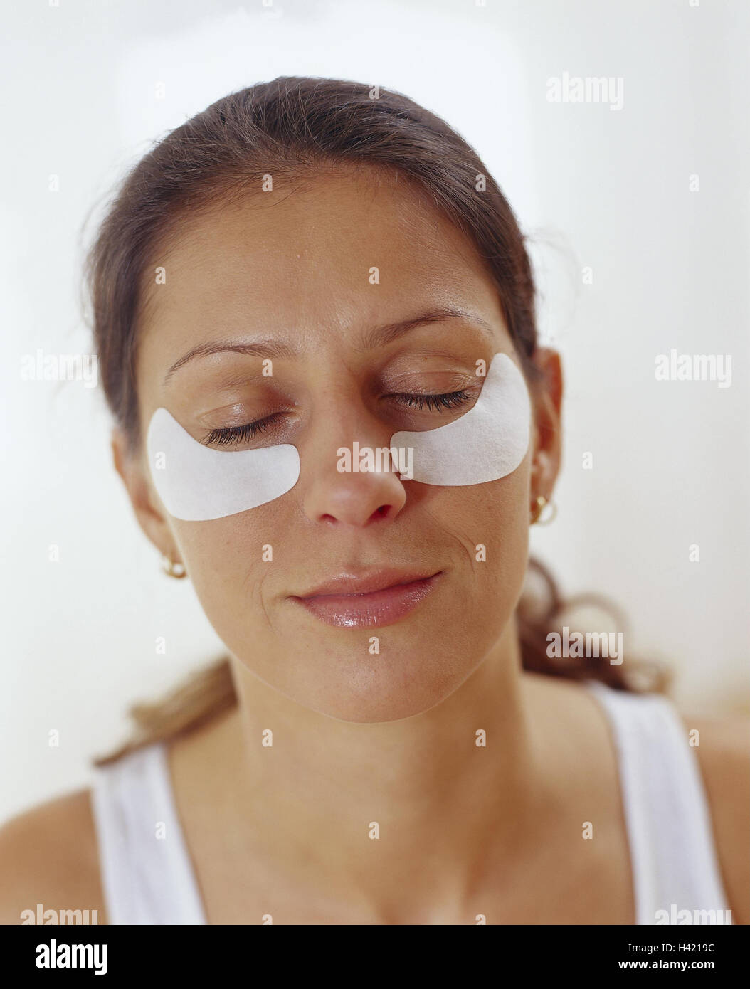 Woman, eyes closed, Augen-Pads, portrait, model released, cosmetics, facial care, shell care, young, long-haired, brunette, eye area, Pads, Eye-Pads, ocular contouring Gel-Pads, maintain, beauty care, pleated reduction, care, prophylaxis, shell ageing, st Stock Photo