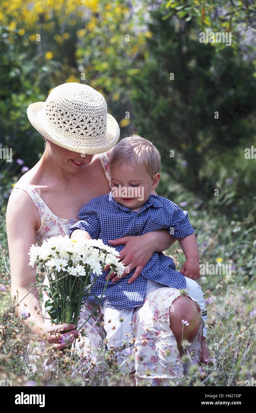 Meadow, nut, care, baby, bouquet, hold, woman, 32 years, 30-40 years, squat, summer dress, dress, summery, headgear, straw hat, child, infant, 2 years, carry, flowers, meadow flowers, pick, bunch, oxeye daisys, flower meadow, season, summer, outside Stock Photo