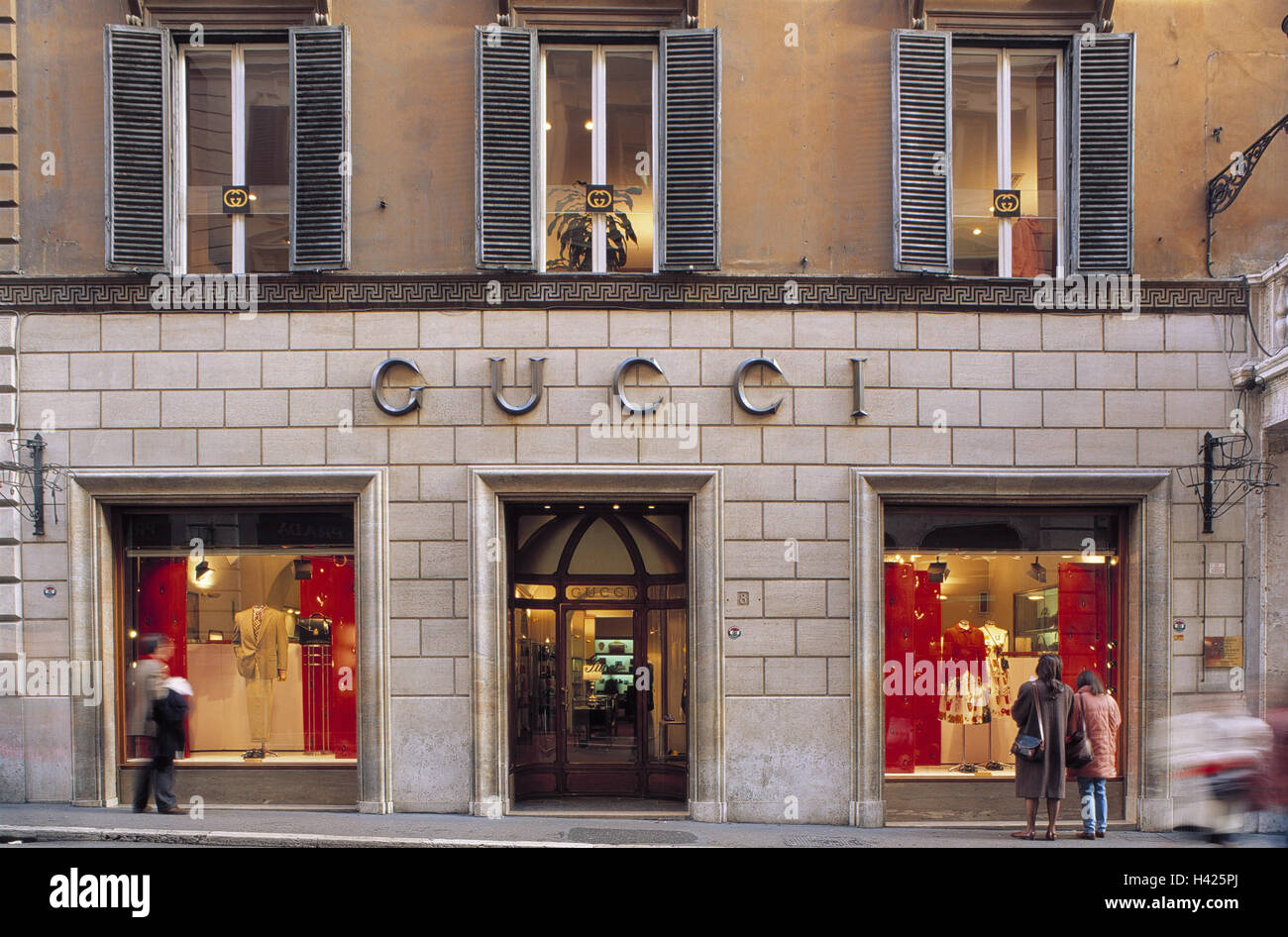 Italy, Rome, via Condotti, business, Gucci, Europe, Southern Europe, region  of Latium, capital, part of town, clothing business, design, designer  business, designer label, shop-window, passer-by, shop-window stroll,  purchasing stroll, conception, nobly, e