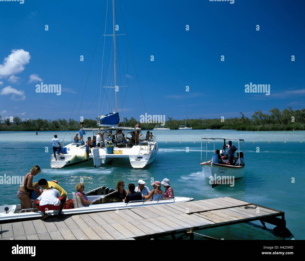Mauritius, Ile aux Cerfs, sea, bridge, excursion boats, tourists, Indian ocean, Maskarenen, island state, island, the east, jetty, boots, tourism, vacation, leisure time, excursion, leisure time offer, leisure time possibilities, boat trip Stock Photo