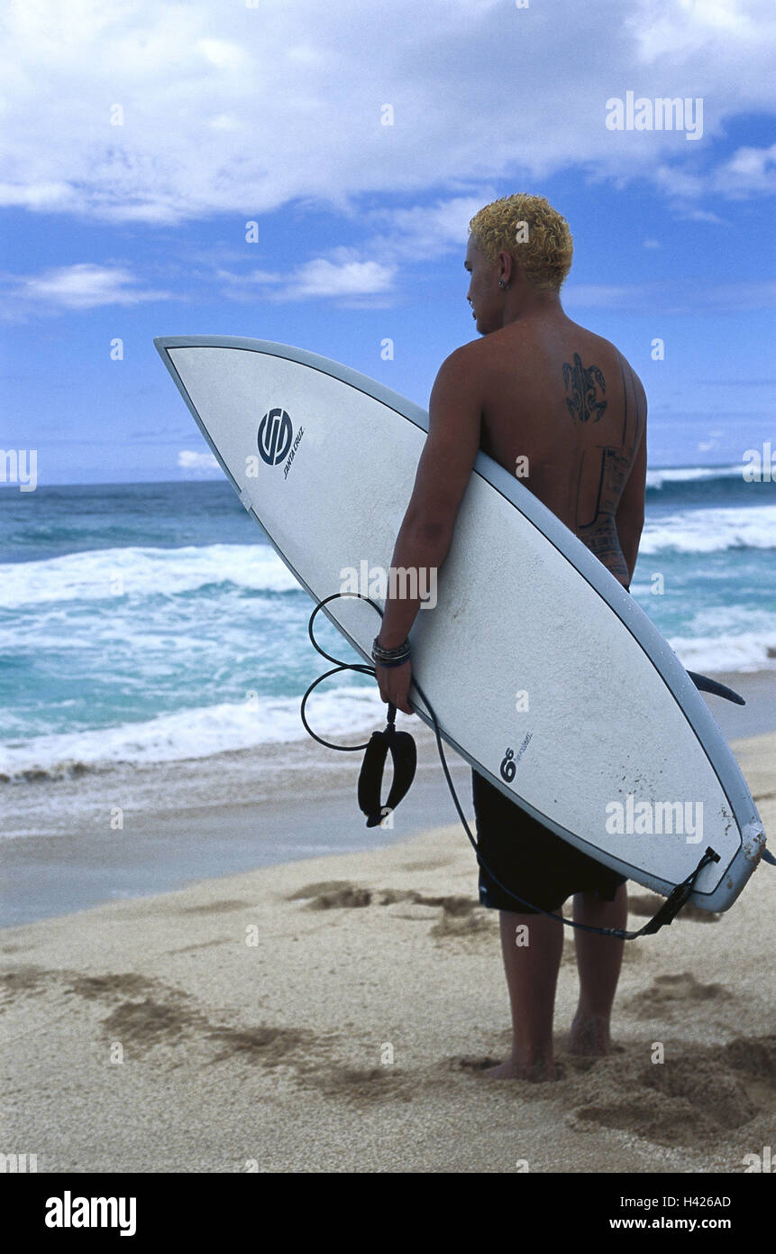 The USA, Hawaii, island Oahu, Sunset Beach, man, young, tattoos, swimming trunks, surfboard, back view from the United States America, federal state, the Hawaiian Islands, Hawaiian Iceland, beach, sandy beach, sea, the Pacific, the Pacific Ocean, waves, s Stock Photo