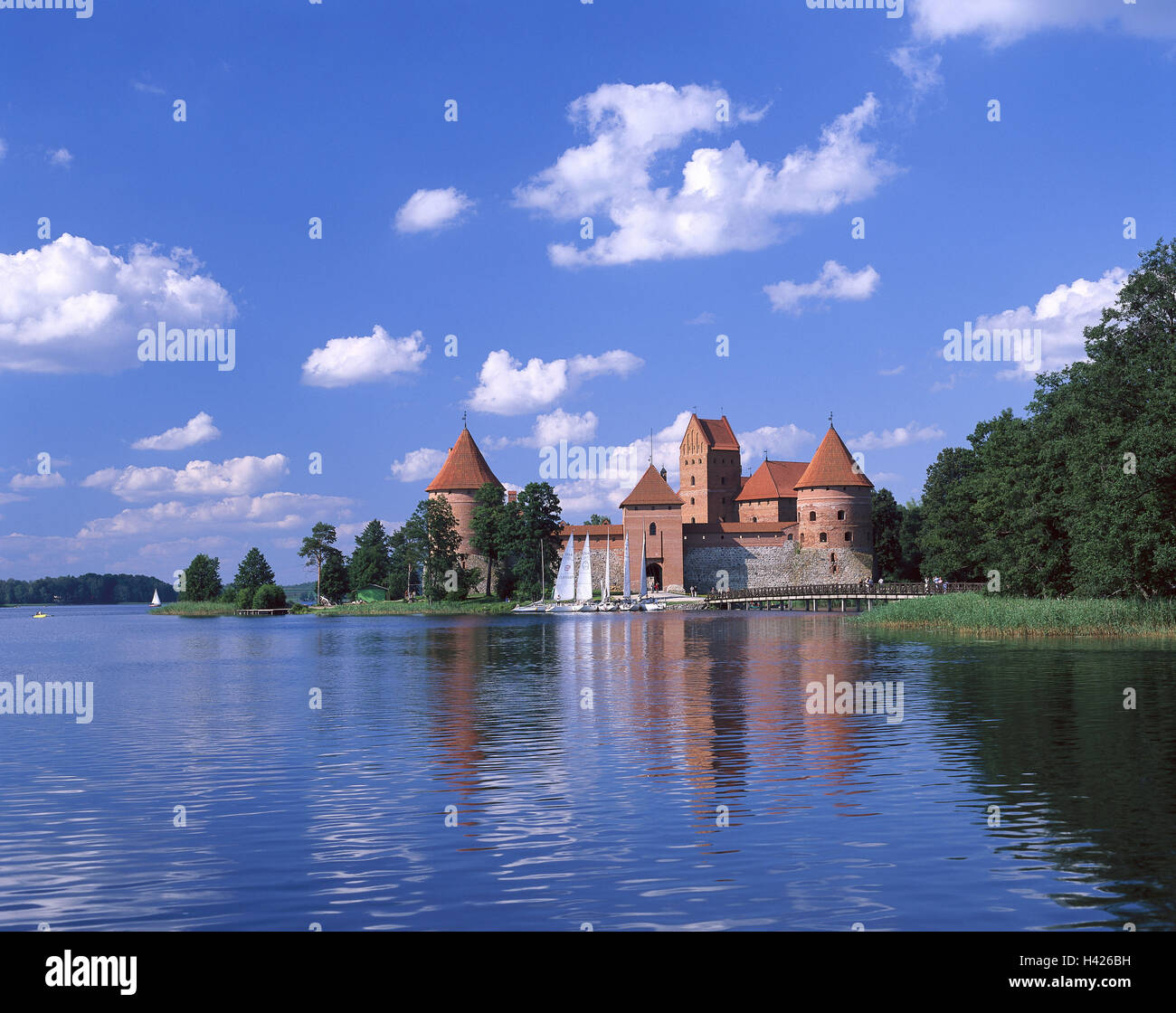 Lithuania, quay Tra, Galve Su, island castle, landing stage, boots, Europe, Nordosteuropa, the Baltic States, Lietuva, Lietuvos Respublika, Galvesee, Galve lake, island, castle, castle grounds, military plant, structure, architecture, place of interest, lake, sailboats, heavens, clouds Stock Photo