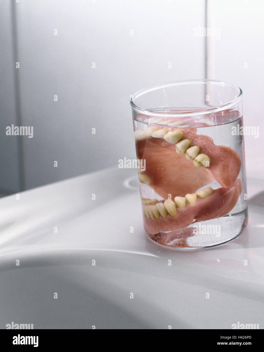Sinks, water glass, dentures, Ti7, bath, washstand, set dentures, bite, cogs, artificially, plastic prosthesis, plastic prosthesises, denture, upper pine prosthesis, lower pine prosthesis, glass, water, cleaning, hygiene, conception, icon, old person, cog Stock Photo