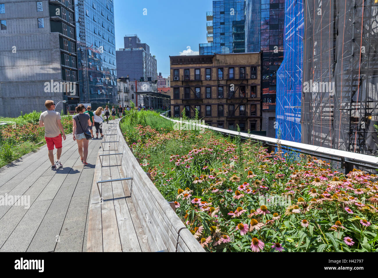 People walking and enjoying The New York City High Line Park Stock ...