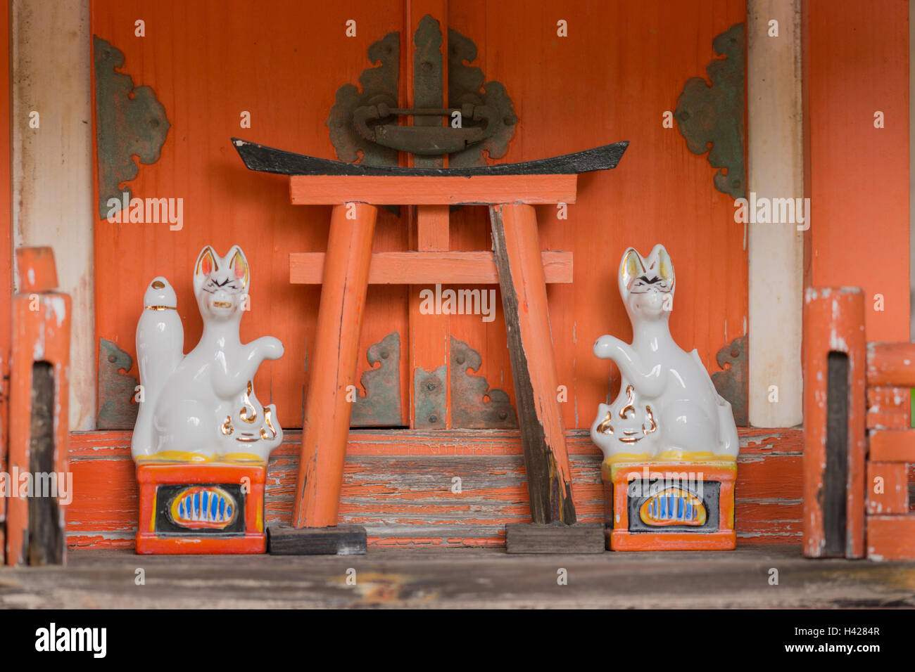 Altar with foxes at Koanin Shinto shrine. Stock Photo