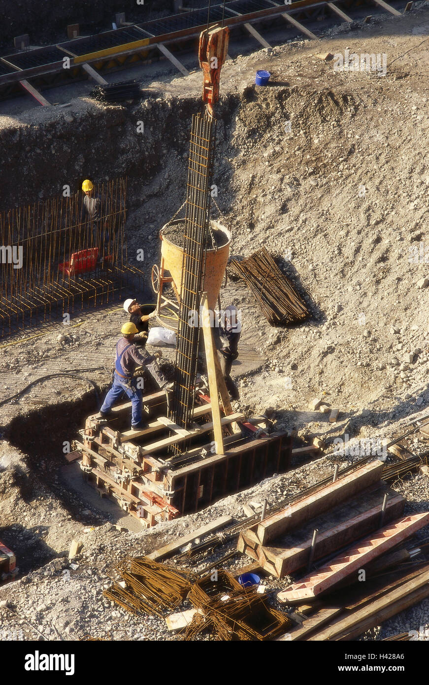 Building site, house construction, workers, concretes,    Construction, excavated material, bottom  foundation, construction workers, concrete bomb, receptacles, concrete, work, occupation, construction industry, economic situation, construction, real est Stock Photo