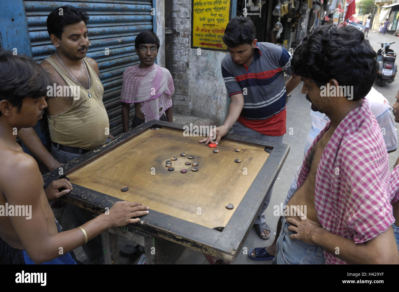 India, Calcutta, roadside, person, Carrom game Stock Photo Alamy