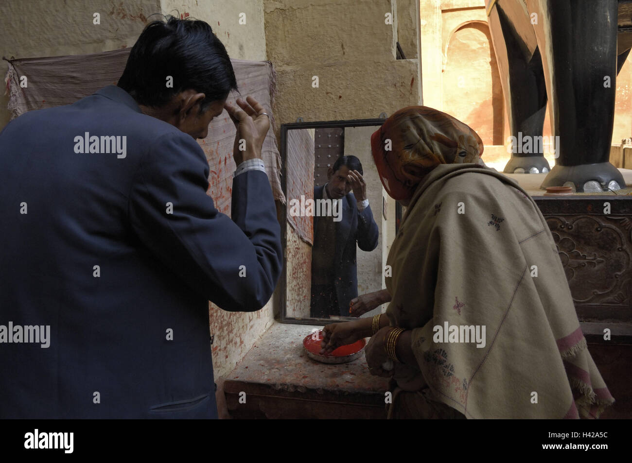 India, Rajasthan, Bikaner, fort, Junagarh fort, man, woman, reflector, Bindi, apply, Stock Photo