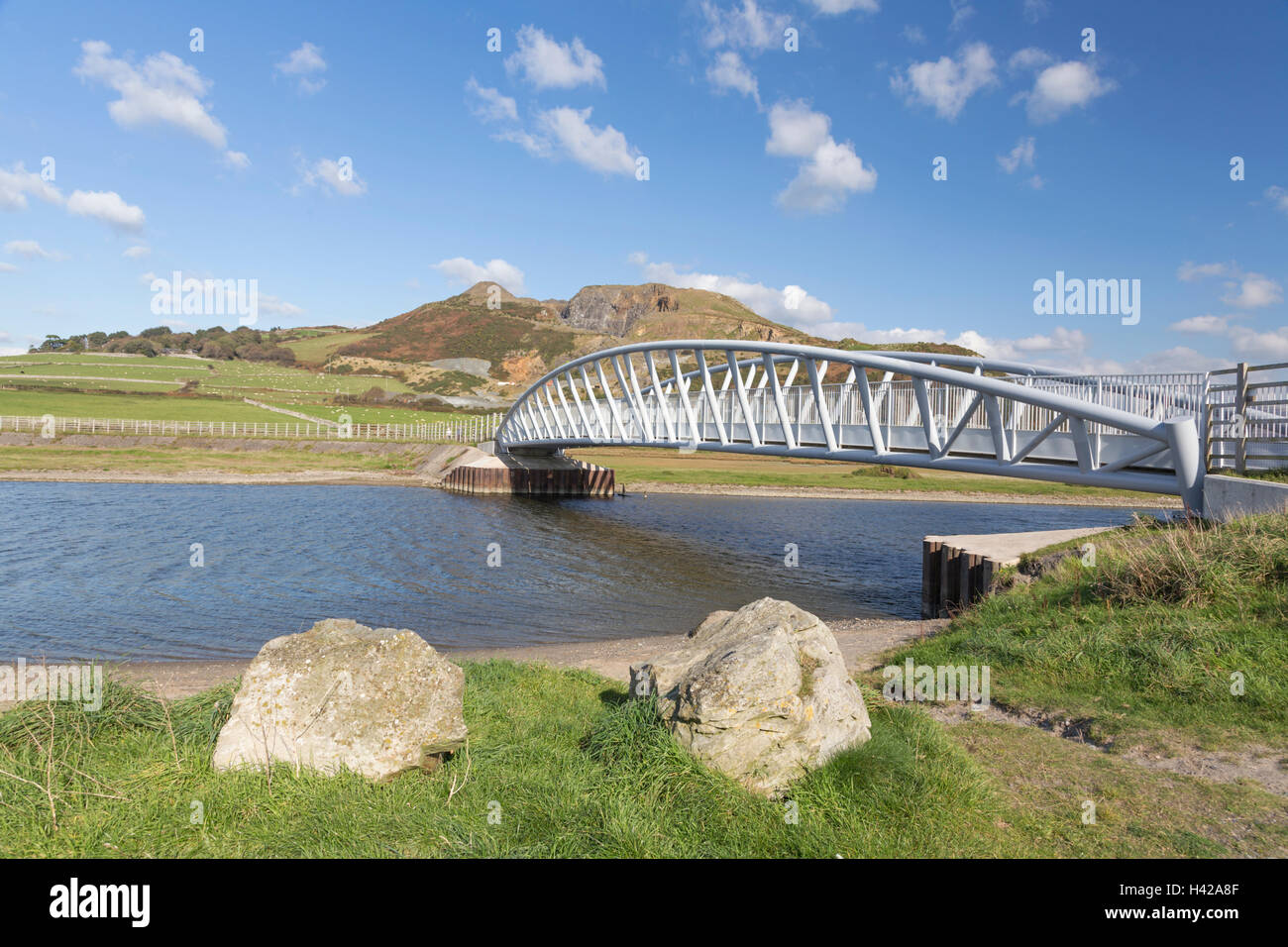 Footbridge and cycleway over the Afon Dysynni near the coastal town of Tywyn, Cardigan Bay. Merionethshire, North Wales. Stock Photo