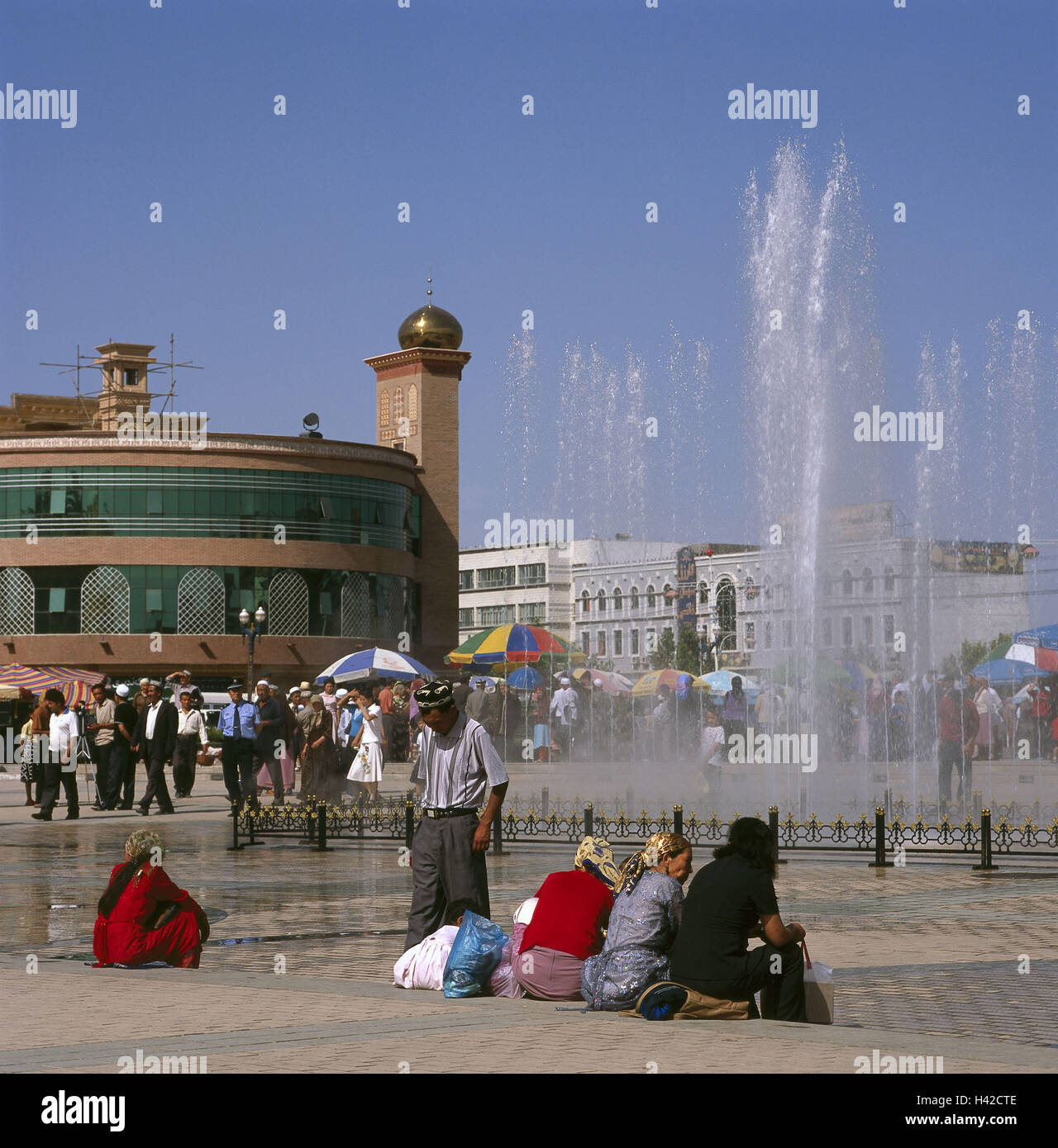 China, region Sinkiang, Framing-even, Id Kah Mosque Square, wells, passers-by, no model release, Asia, Silk Road, Xinjiang, Kashi, town view, town, city centre, building, fountain, water fountains, space, forecourt Idkah mosque, market, bazaar, person, outside, Stock Photo