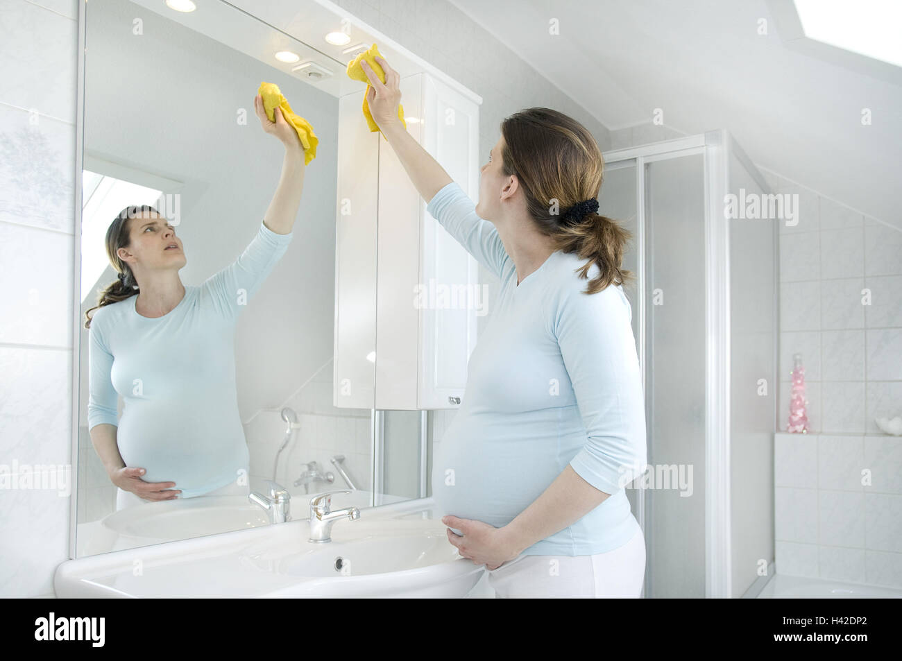 Woman, young, pregnant, bathrooms, reflectors, clean, model released Stock Photo Alamy