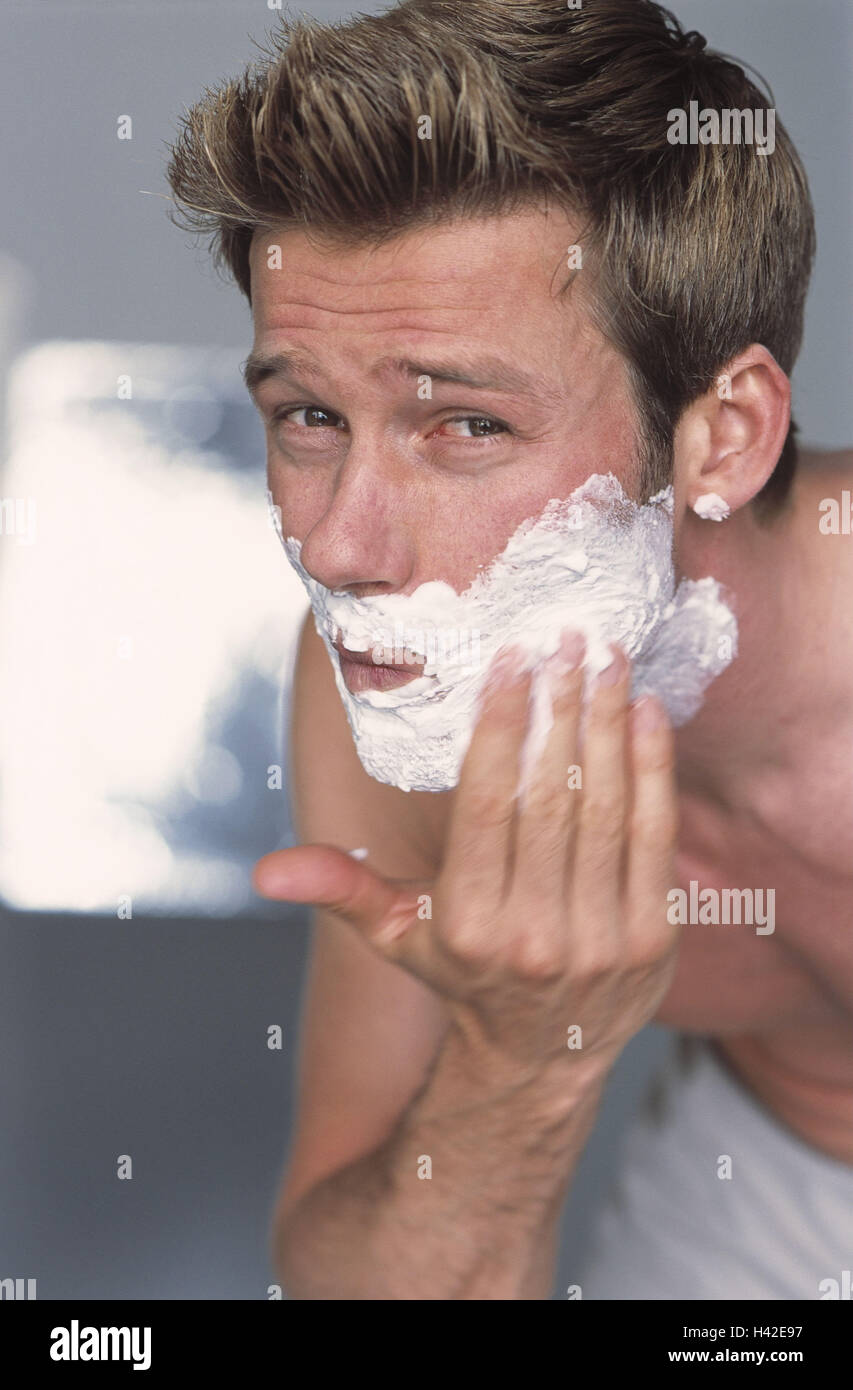 Bathrooms, man, young, wet shave, view reflector 32 Years, free upper part  of the body, sinks, reflectors, look, shaving-foam, shave, shave, shave  wet, shavers, wet electric shavers, facial care, hygiene, personal care,