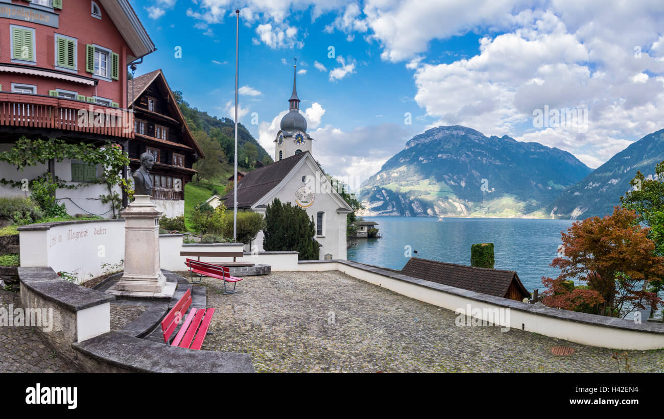 Panoramic view of Bauen, a small village in central Switzerland on the shore of Lake Lucerne (Vierwaldstättersee), and a monument to Alberich Zwyssig. Stock Photo
