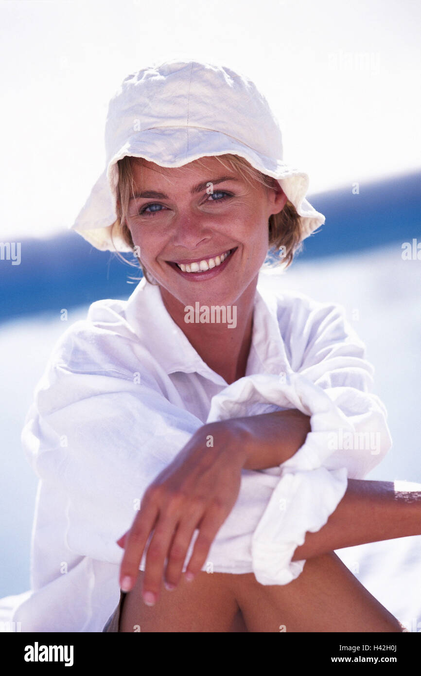 Woman, smiles, material hat, portrait   Women portrait, 30 years, blond, gaze camera, headgear, hat, summer hat, cheerfully, happily, contentment, well-being, recuperation, relaxation, leisure time, relaxen, serenity, rests sits, loosely, outside, summers Stock Photo