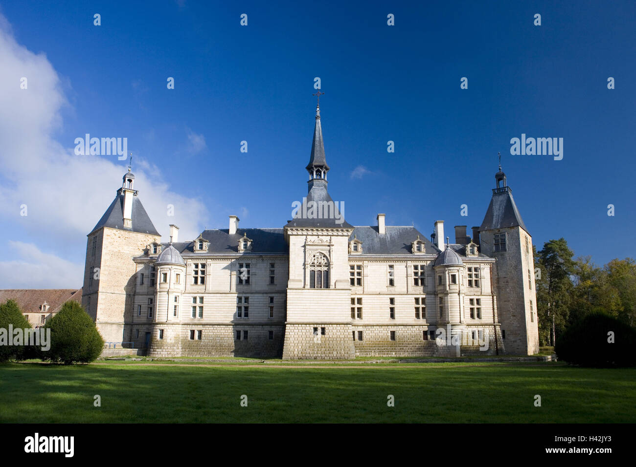 France, Burgundy, Saône-et-Loire, Chateau de Sully, Stock Photo