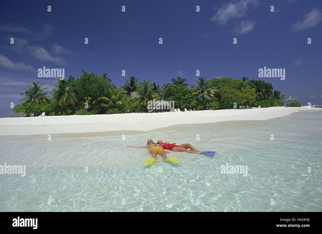 Beach, couple, young, sea, lie, swimming fins, model released, man, woman, person, vacation, sunny, two, people, fun, sportily, lifestyle, together, with each other, falls in love, amuses bath pass, summer, dream vacation, sandy beach, holidays, leisure time, smile, water, fins, recreation, rest, island, palms, beach, the Maldives, Stock Photo