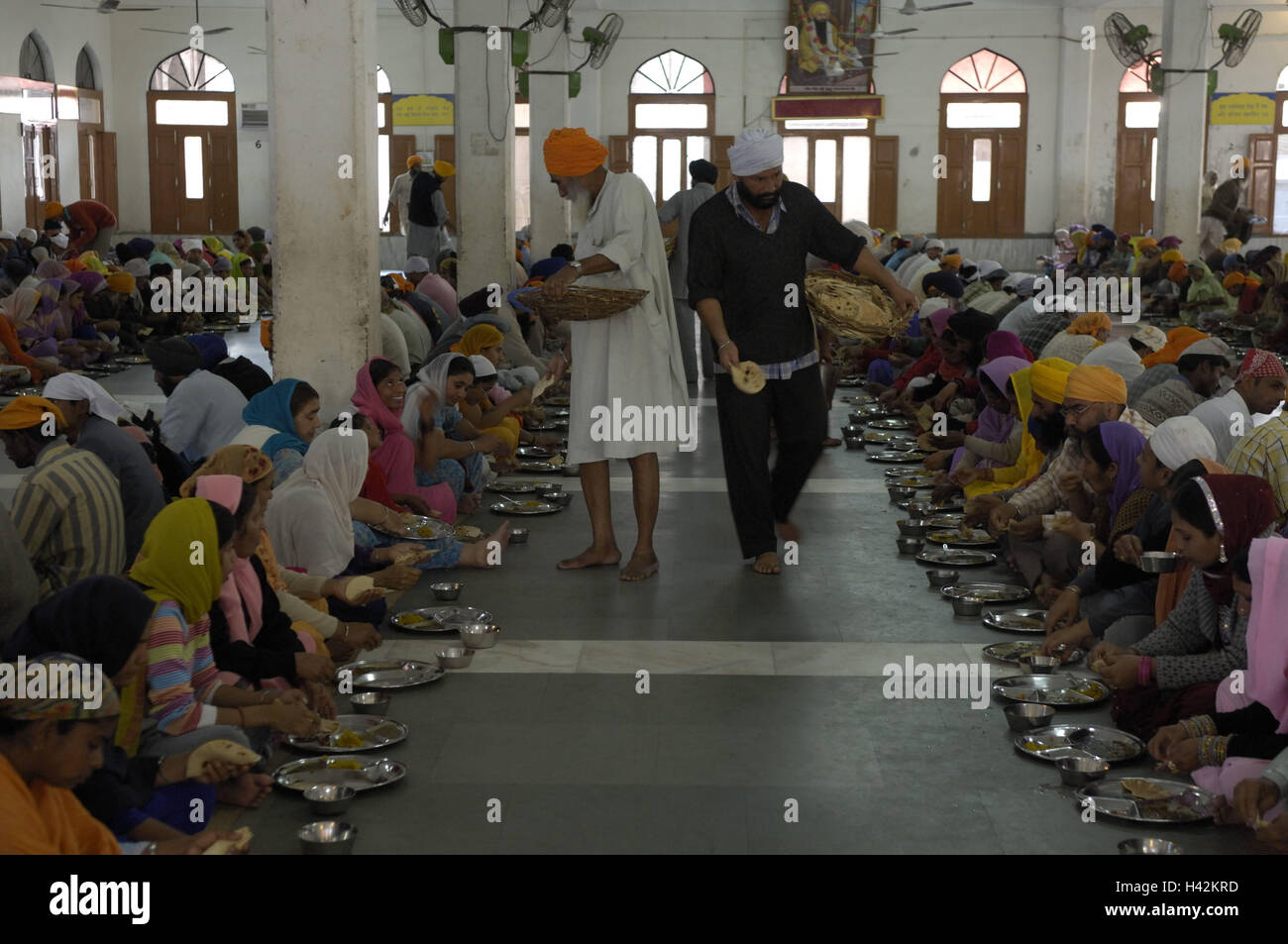 India, Punjab, Amritsar, golden temple, dining room, person, food output, Stock Photo