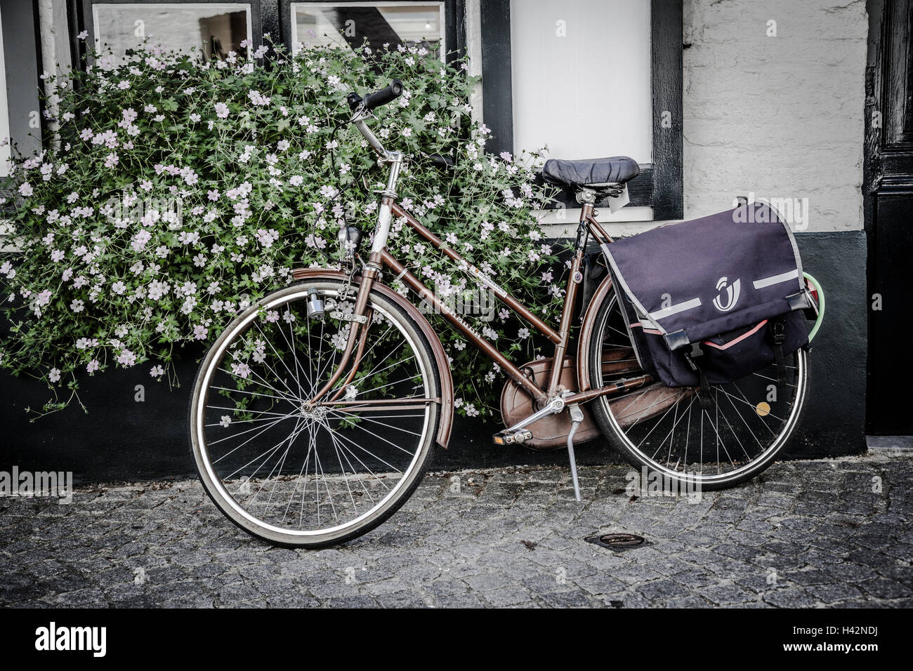 Vintage old bicycle hi-res stock photography and images - Alamy