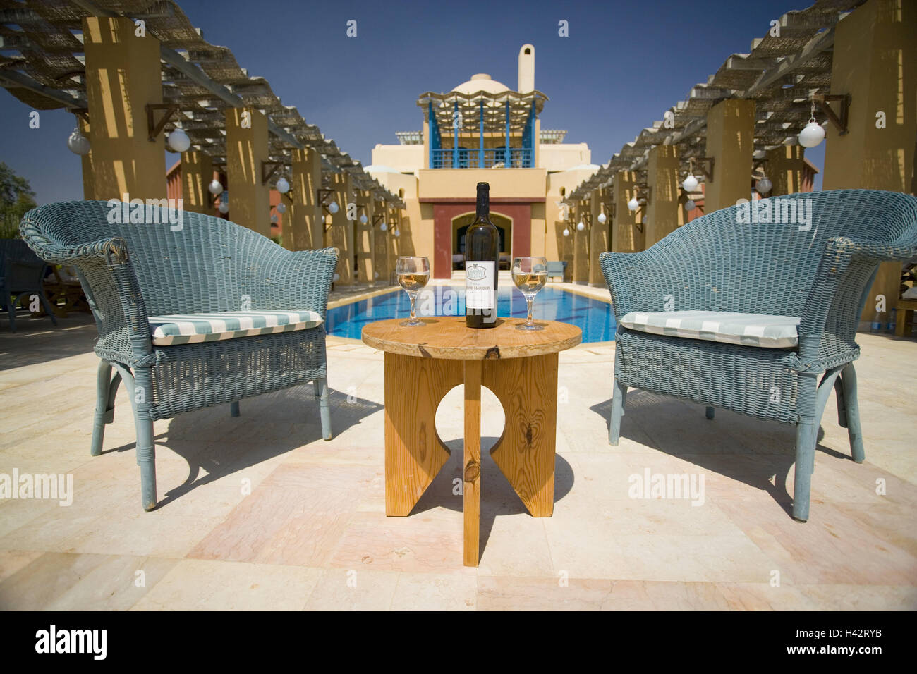 Egypt, tablespoon Gouna, Sheraton-Miramar Resort, pool, chairs, table, wine-wrong, glasses, destination, hotel, hotel building, architecture, swimming pool, vacation, oasis, recreation, heat, sunny, armchair, travelling, heavens, rest, deserted, loneliness, outside, Stock Photo