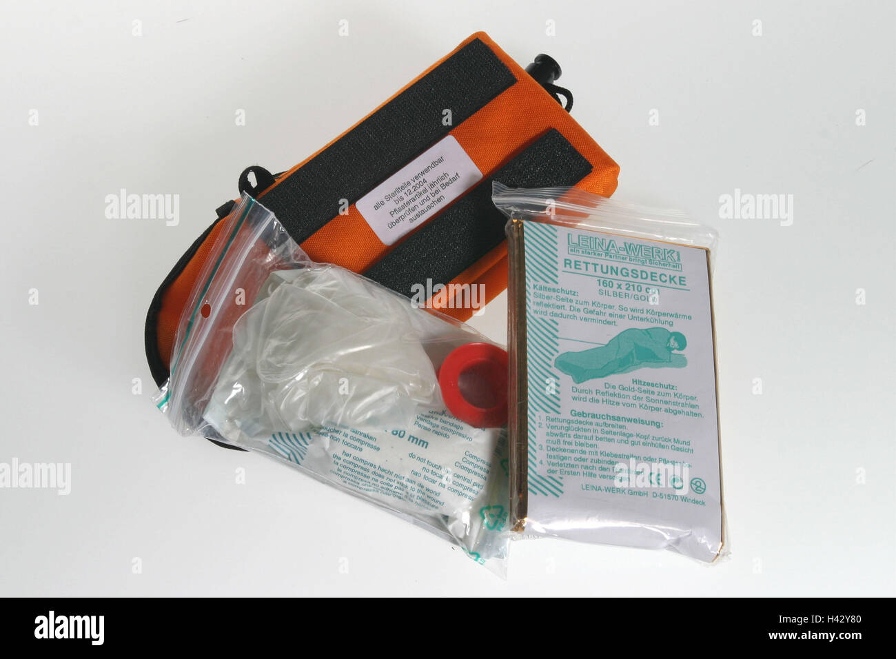 Travelling rescue pouch, expiration date, rescue caps, association material first aid, 1st help