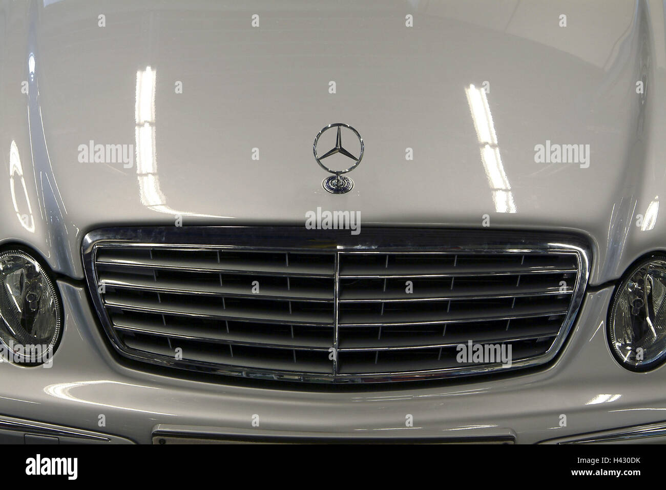 Mercedes-Benz W211 Bj-04 Bonnet Stern Renew + INFO Important