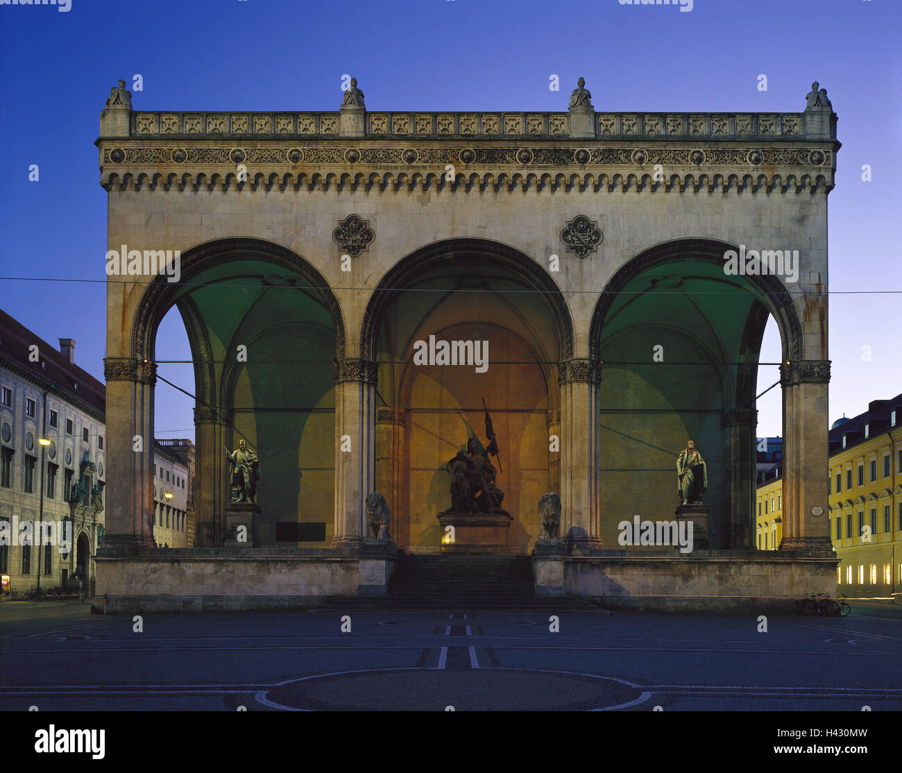 Germany, Bavaria, Munich, space Odeons, general's hall, lighting, dusk, Europe, Upper Bavaria, city centre, structure, building, pavilion, builds in 1841-44, Friedrich von Gärtner, statues, monument, generals, Tilly, Wrede, draughts Ludwig Schwanthaler, architecture, culture, place of interest, evening Stock Photo