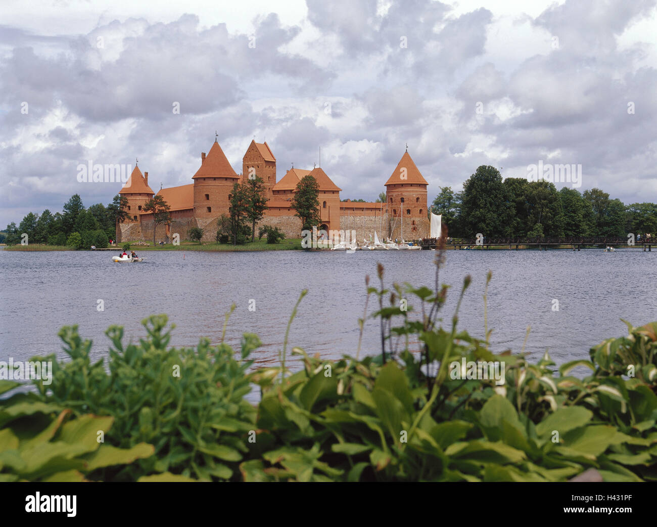 Lithuania, Trakai national park, quay Tra, lake Galves Ezeras, island castle, footbridge, visitor, Europe, Nordosteuropa, Eurasia, Baltic states, the Baltic States, Lietuva, Lietuvos Respublika, region Traku, sea scenery, Trakaiseen, waters, Galvesee, boo Stock Photo