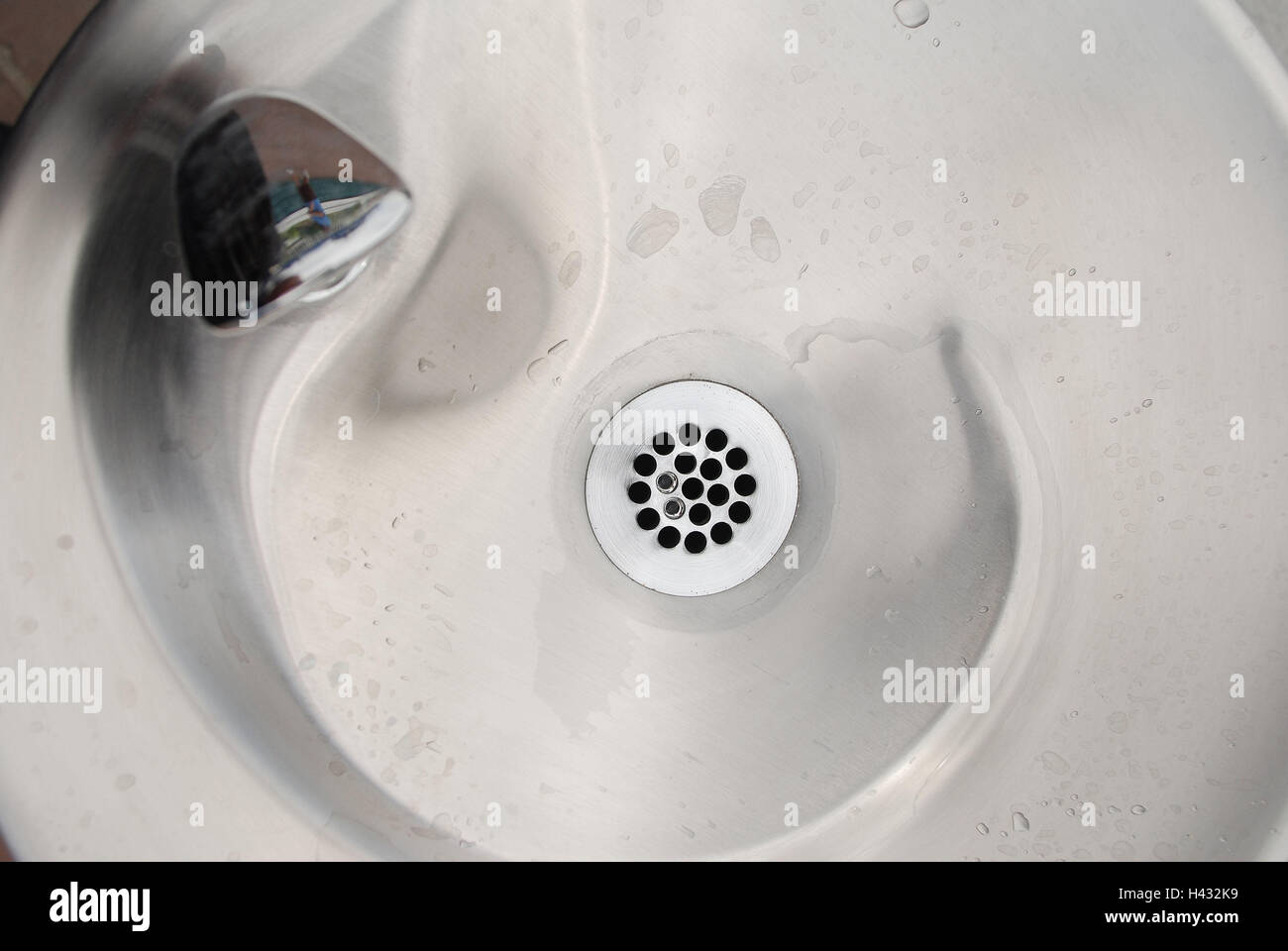 Sinks, detail, drain, wet, from above, stainless steel cymbals, stainless steel sinks, sink, sink, sieve, drain sieve, drop water, drop, moisture, humidity, icon, wash away, blank, Stock Photo