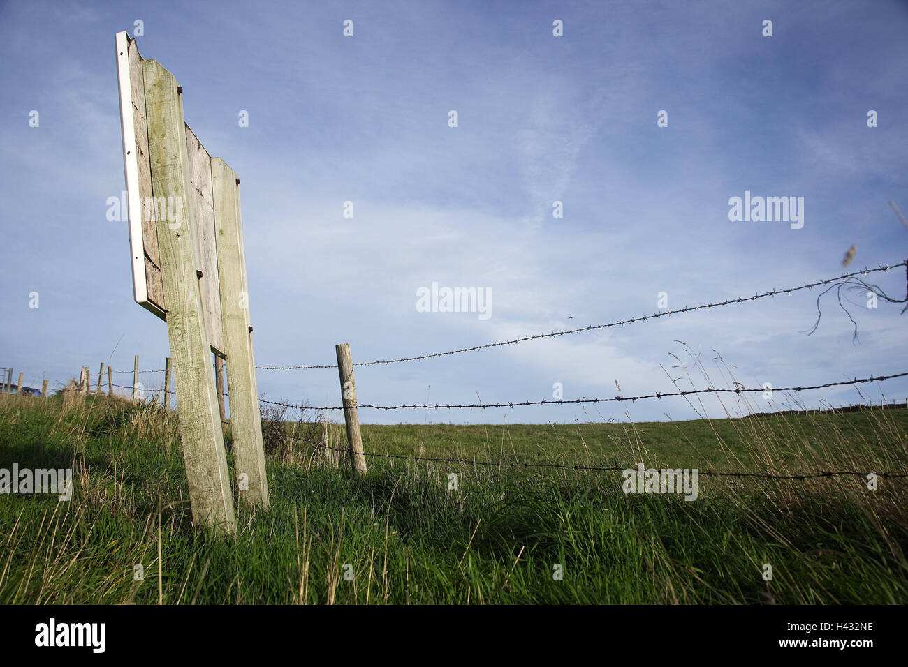 Great Britain, meadow, pasture fence, wooden sign, island, scenery, pasture scenery, pasture, fence, grass, barbed wire, barbed wire fence, demarcation, blocking, plot boundary, sign, nobody, cloudy sky, Stock Photo