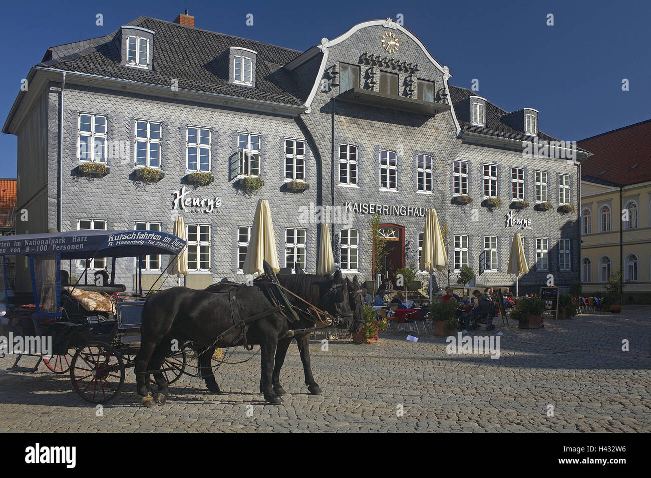 Germany, Lower Saxony, Harz, Goslar, marketplace, emperor's ring house, horse's carriage, town, Old Town, city centre, imperial city, city centre, space, town view, gastronomy, street restaurant, house, building, carillon, shingle facade, restaurant, carriage, city tour, round trip, Kutschfahrt, tourism, historically, architecture, cobblestones, person, guests, tourists, place of interest, Stock Photo