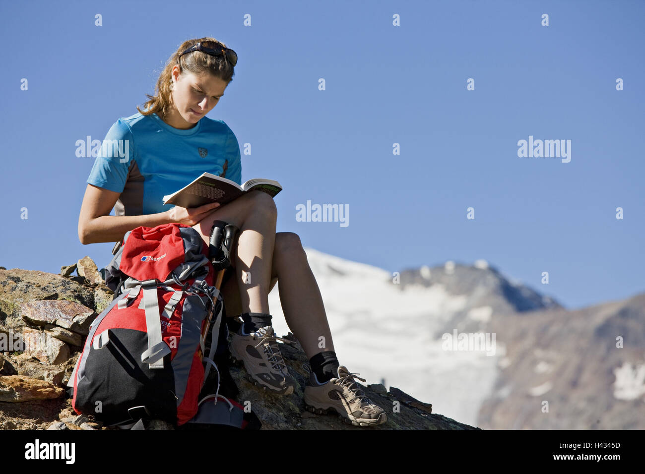 Austria, Tyrol, Ötztaler alps, Obergurgl (village), woman, young, hiking break, Stock Photo