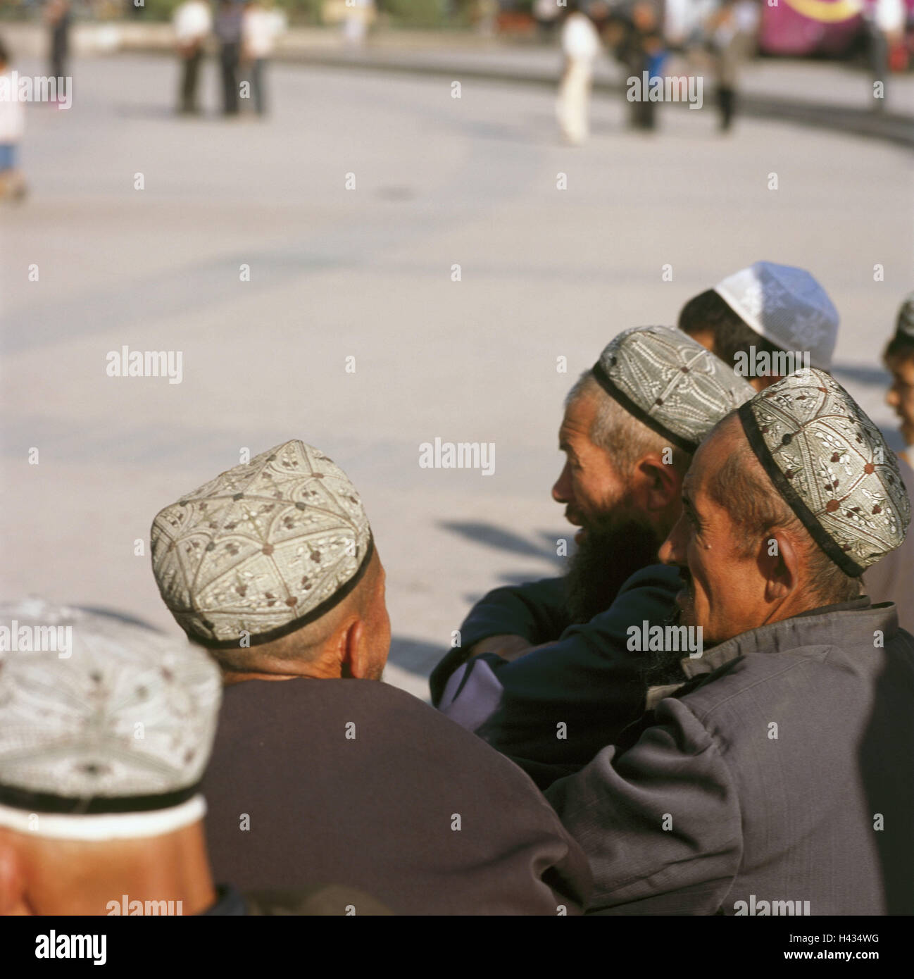 China, region Sinkiang, Framing-even, Id Kah Mosque Square, senior citizens, no model release, Asia, Silk Road, Xinjiang, Kashi, town view, town, city centre, space, person, Uiguren, Muslim, group, zusammensitzen, men, old, Muslims, uigurisch, headgears, caps, caps, traditionally, typically, curled, outside, Stock Photo
