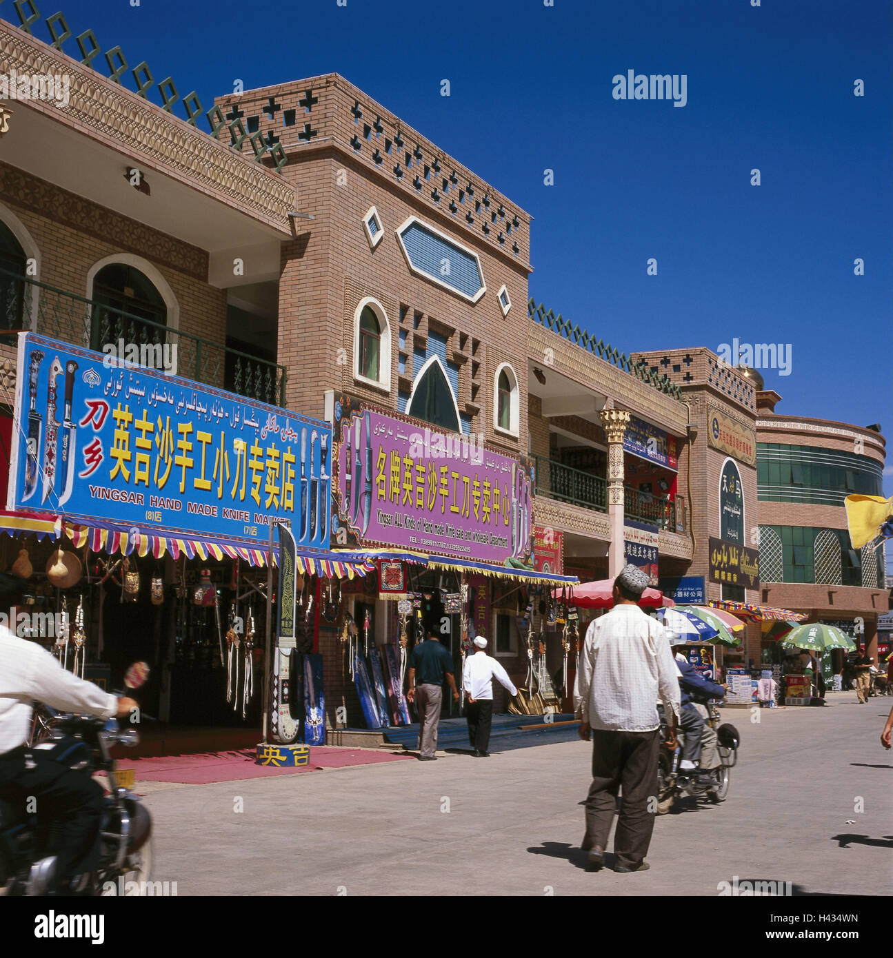 China, region Sinkiang, Framing-even, Id Kah Mosque Square, souvenir shops, passers-by, Asia, Silk Road, Xinjiang, Kashi, town view, town, city centre, Straßenzene, building, market, bazaar, shops, shops, trade, sales, souvenirs, souvenir sales, person, outside, Stock Photo