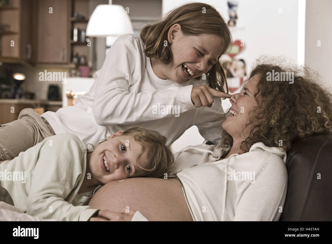 Woman, lie pregnant, sofa, détente, girl, children, laugh, happily