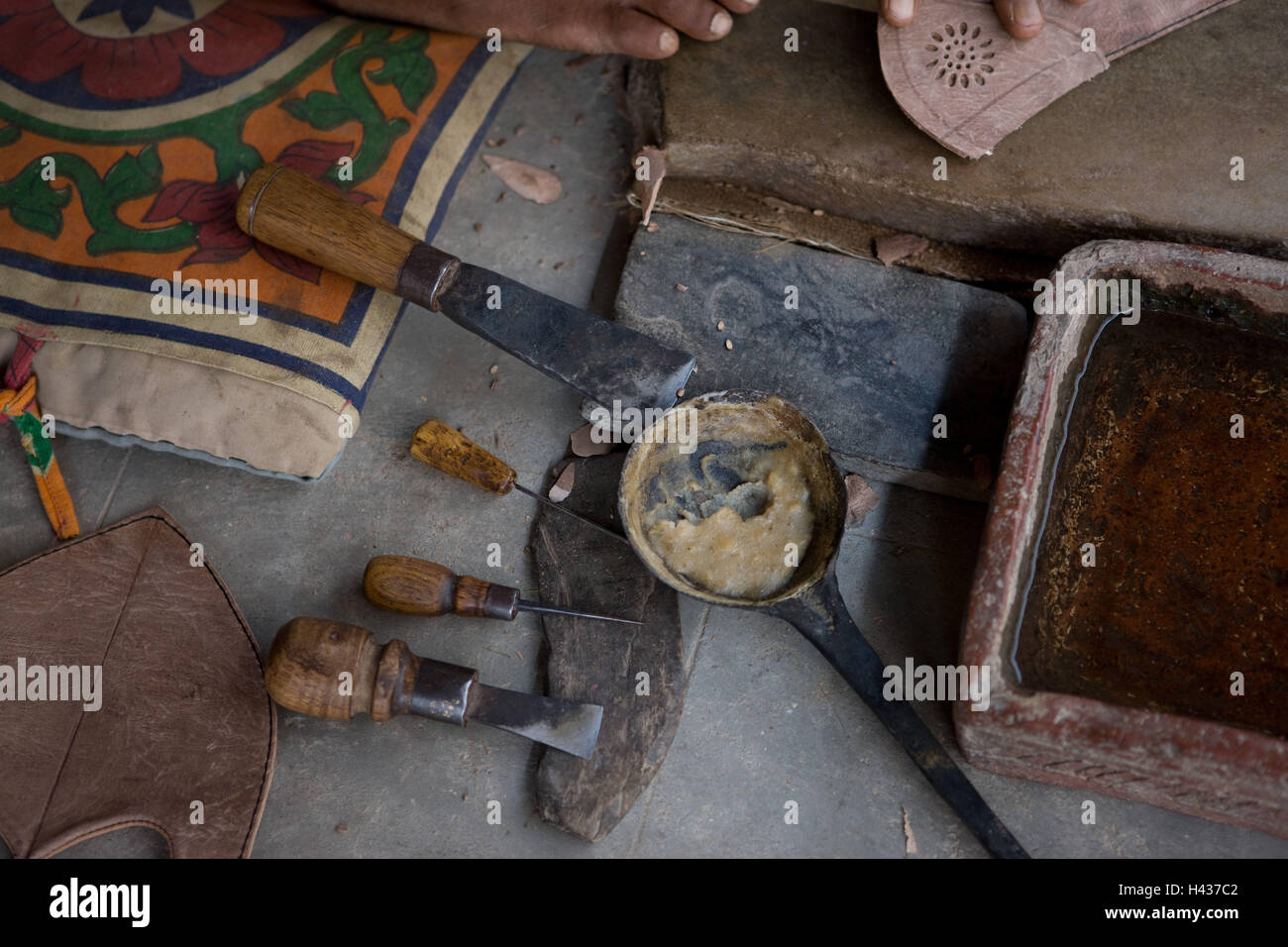 India, Rajasthan, Luni, shoemaker, leather ball, Punzieren, tools, glue, detail, no model release, Stock Photo