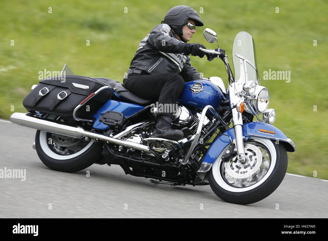 Street Harley Davidson Road King Helped To Pull Country Road