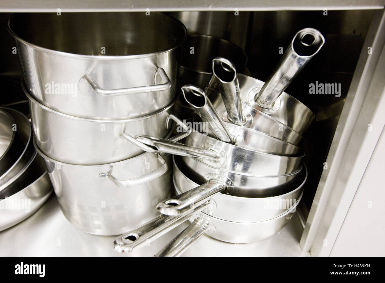 Saucepans, passed away, cook frying pans, pots, handle pots, frying pans, stacked, batch, cleanly, order, preparation, cuisine, reflexion, Stock Photo