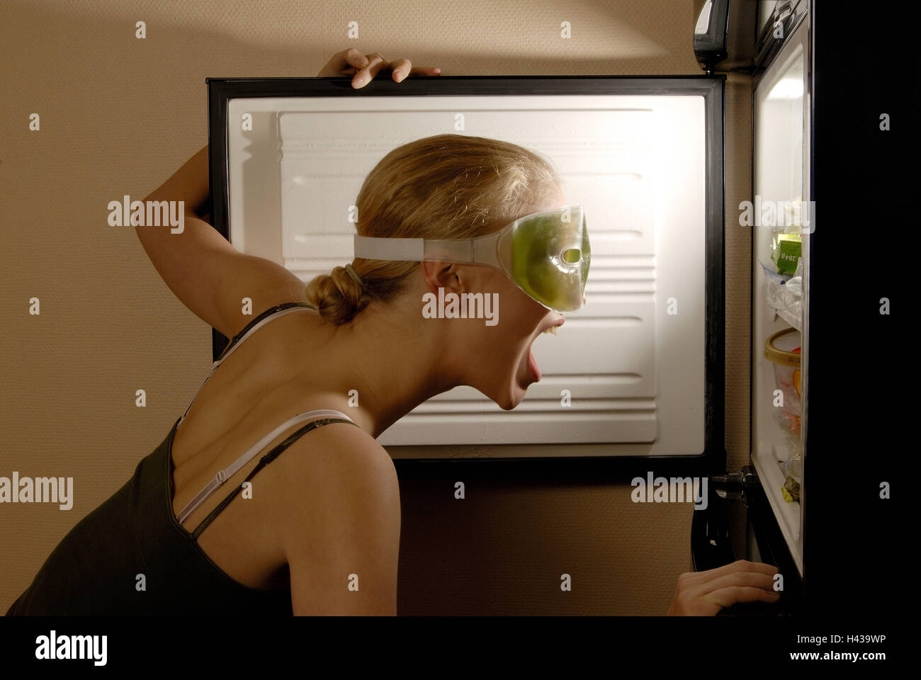 Woman, young, face mask, view fridge, shout, side view, model released