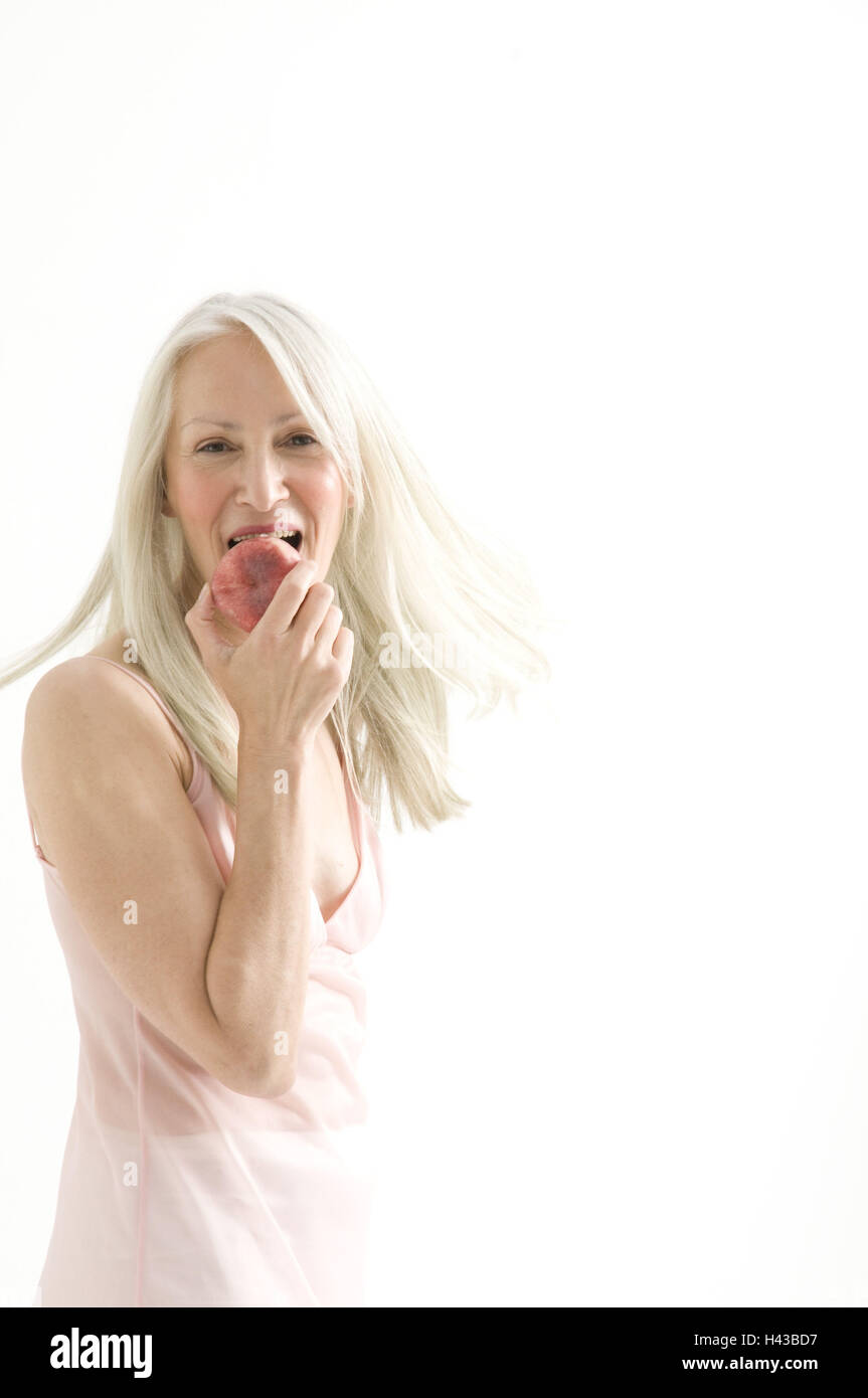 Woman, middle old person, peaches, eat Stock Photo Alamy