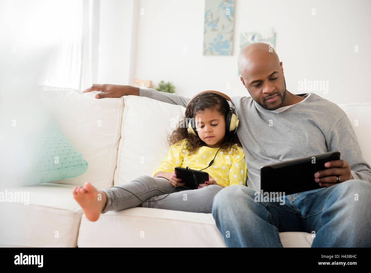 Father daughter sitting on sofa hi-res stock photography and images - Alamy